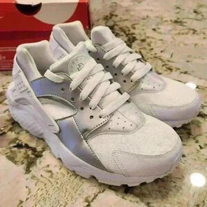 Nike Huarache Run (GS) White Metallic Silver Grade School Size 5Y NIB 654275-108